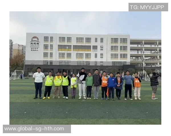 足球男生的丁丁在绿茵场上的奋斗与成长之路探秘